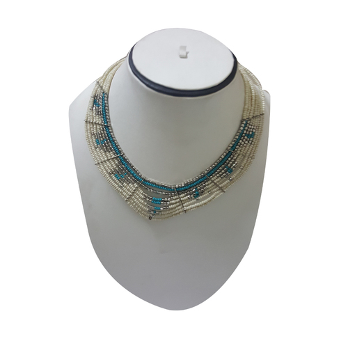 सफेद कांच के बीजों से बने हैंडमेड हार