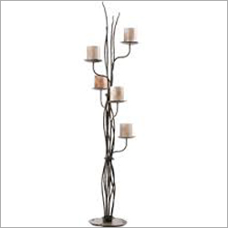 प्राचीन धातु की मोमबत्ती धारक