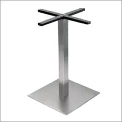 स्टील की टेबलें