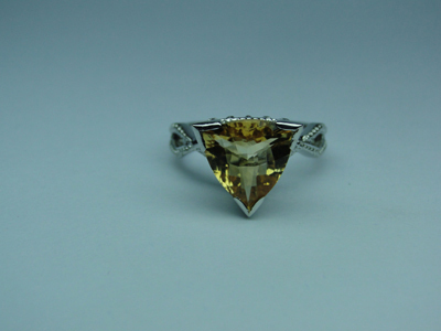 हीरे जड़े हुए अंगूठियाँ