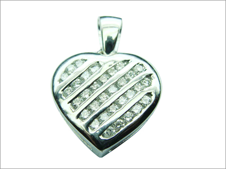 दिल के आकार का हीरा पेंडेंट