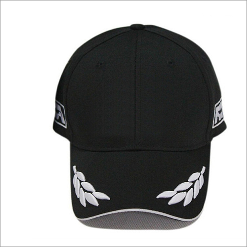 कढ़ाई की काली और सफेद कैप