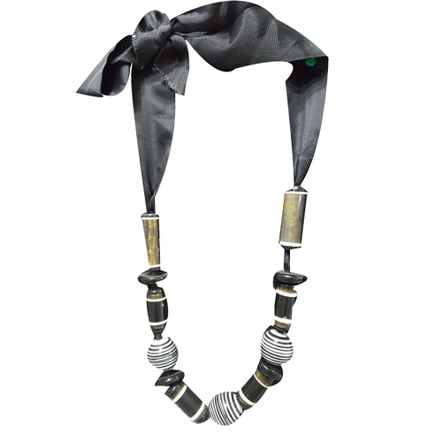 ब्लैक ग्लास बीड्स हैंडमेड नेकलेस