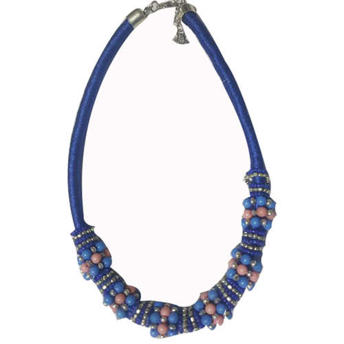 गिलास की मनका के साथ पर्पल थ्रेड से बना हार