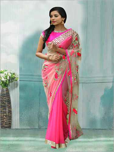 फैंसी बॉर्डर वाली गुलाबी नेट की साड़ी