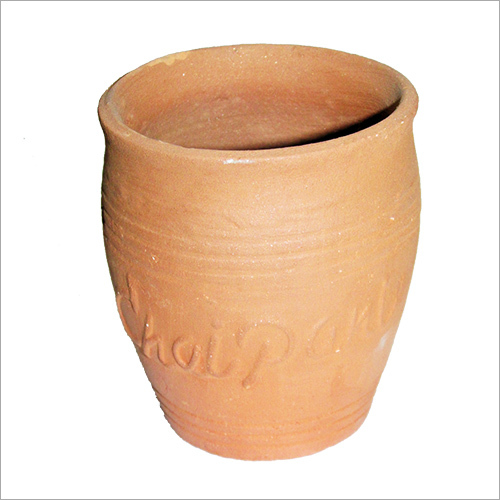 कुम्हार द्वारा बने मिट्टी के गिलास