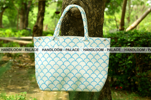 जैसा कि चित्र में दिखाया गया है हैंडमेड शोल्डर हैंडबैग