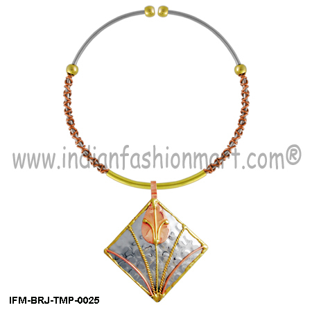 स्क्वायर ऑफ़ इवोल्यूशन- ट्राई मेटल पेंडेंट जेंडर: महिलाएं