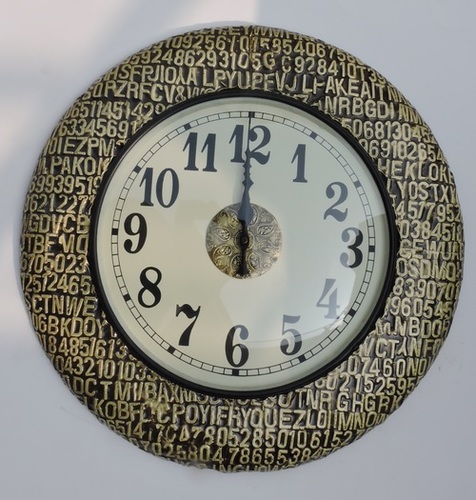 ब्रास कलर अल्फाबेटिकल वुडन क्लॉक