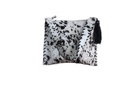 महिलाओं के पर्स पर बहुरंगी बाल