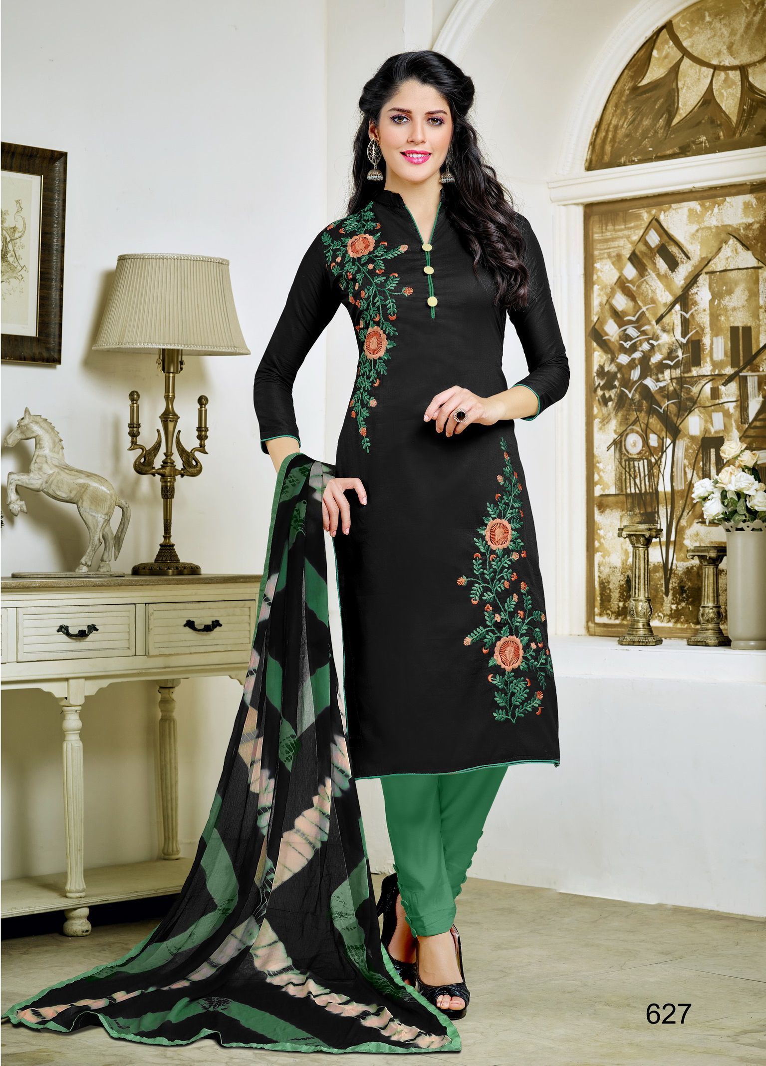 Ladies Salwar Kameez Size: Customized