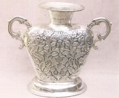 हैंडल के साथ फूलदान, प्राचीन चांदी की फिनिश