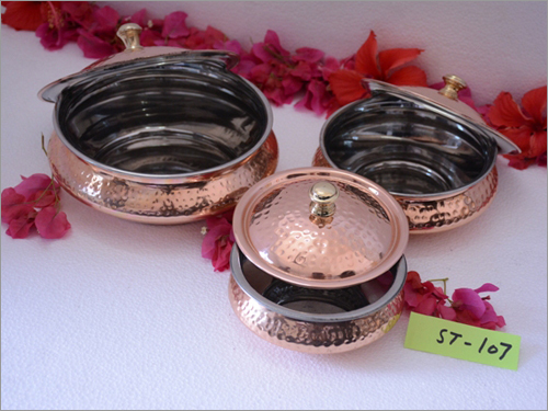 ढक्कन वाली पीतल की हांडी