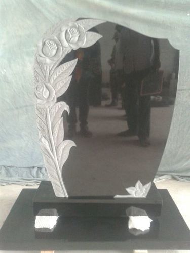 सरल समाधि पत्थर पर गुलाब की नक्काशी