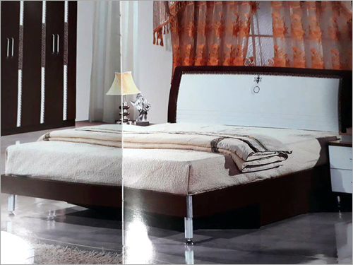 लकड़ी के डिजाइनर बेड