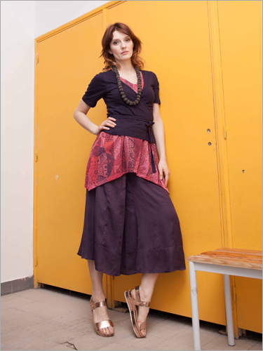 महिलाओं की सादी स्कर्ट