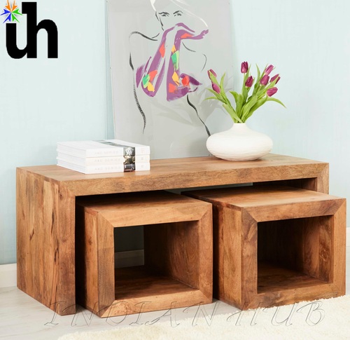 लकड़ी का कॉफी टेबल सेट।