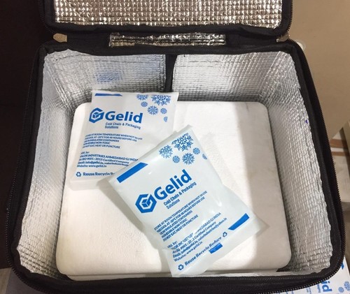 जेल पैक और बाहरी नालीदार बॉक्स के साथ इंसुलेटेड बैग क्षमता: 4 किलोग्राम/घंटा