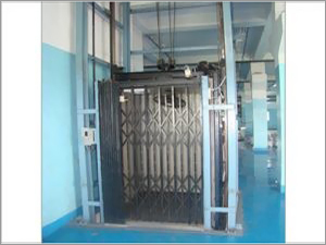 औद्योगिक लिफ्टों की भार क्षमता: 200-1500 किलोग्राम (किग्रा)