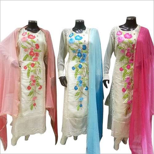 महिलाओं का फूलों वाला प्रिंट सूट