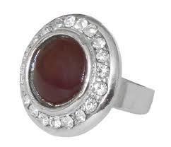 पत्थरों से जड़ित धातु की अंगूठी