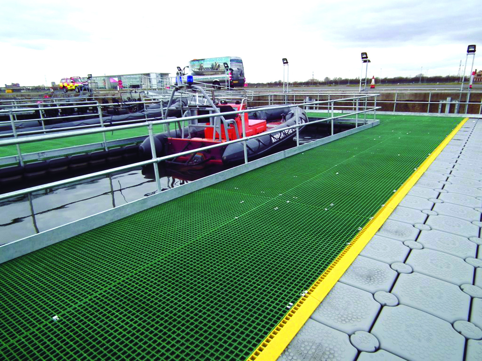 Frp Moulded Gratings - 1220 X 3654 Mm, Durable Anti-skid Square Mesh For Industrial Applications - Corrosion Resistant, Lightweight, Uv Resistant, Non-conductive, Easy To Install