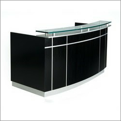 पेंटेड रिसेप्शन टेबल