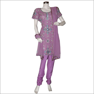 कढ़ाई किया हुआ सूट