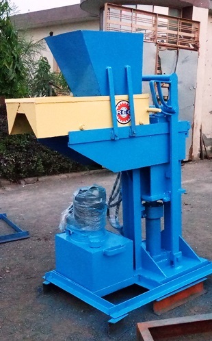 Hydraulic Interlocking Block Machine Capacity: 2000 To 2500 Kg/Day