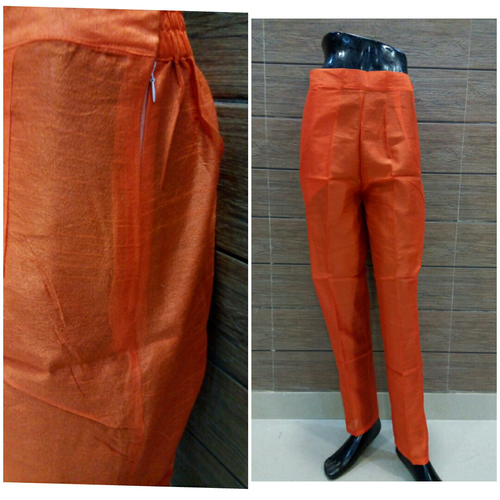 एम्ब्रॉयडरी पैच के साथ भारतीय डिजाइनर लेगिंग