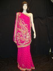 हाथ से कढ़ाई की गई साड़ी