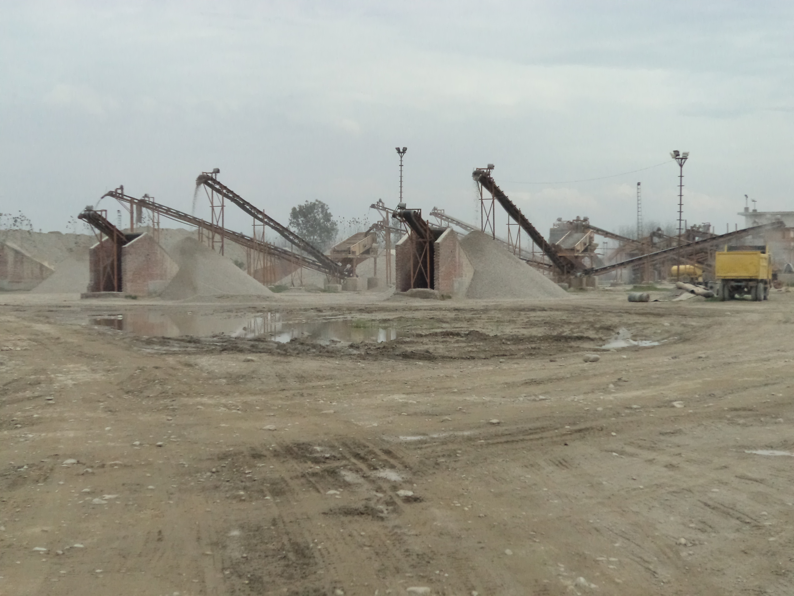 Conveyors - Ms Steel Frame With Fenner E-series And F-series Gearbox | High Strength, Efficient Crushed Material Handling, 3-ply Belt, Drum Pully With Bearing, Expertly Engineered Design For Optimal Performance