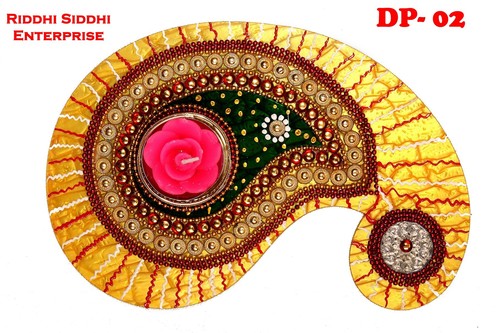 गोल्डन येलो दीया प्लैटर