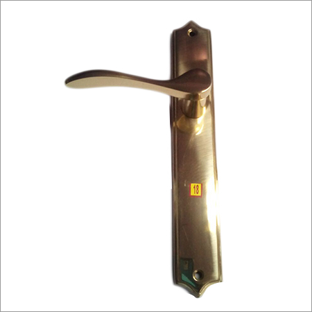 पीतल के दरवाज़े के हैंडल