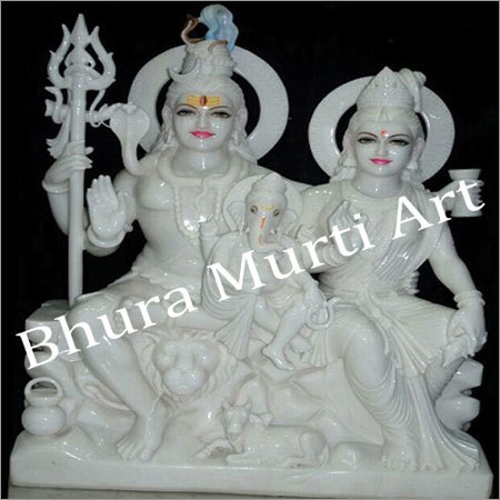 उकेरे हुए संगमरमर की शिव परिवार की मूर्ति