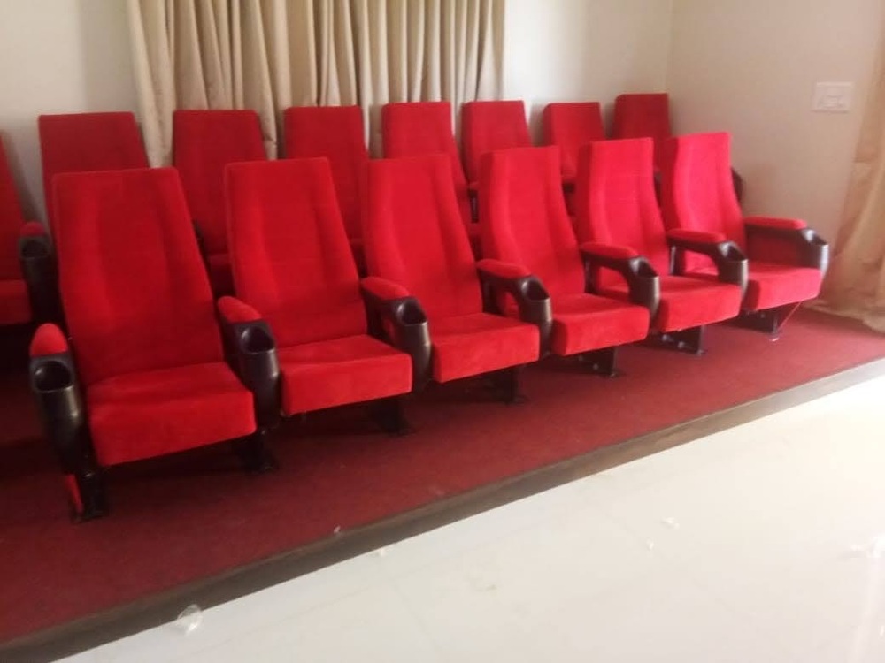 पुश बैक थिएटर चेयर