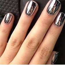 चमकदार नेल पोलिशेस