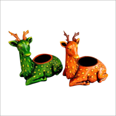 व्हील्स के साथ एक सुंदर और कार्यात्मक डियर पॉट। यह आपके बगीचे या आँगन में एक आकर्षक जोड़ है।