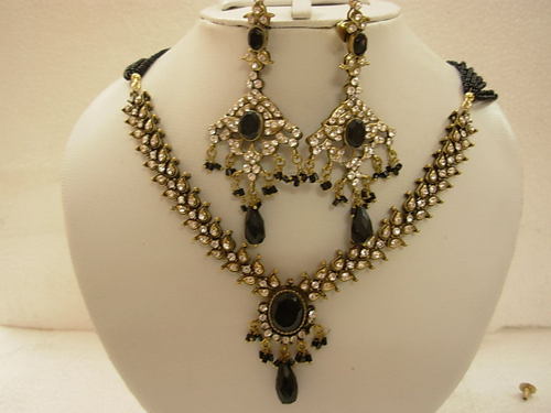 विक्टोरियन नेकलस सेट