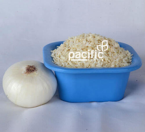 सूखे हुए सफेद प्याज कटे हुए