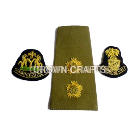 ब्लैक एंड ग्रीन हैंड एम्ब्रायडरी बैज