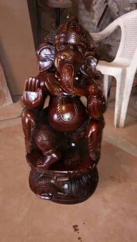 लकड़ी और फाइबर की मूर्ति