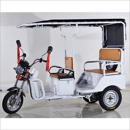 चीन के निर्माताओं से यात्री बजाज टुक-टुक के लिए रिक्शा