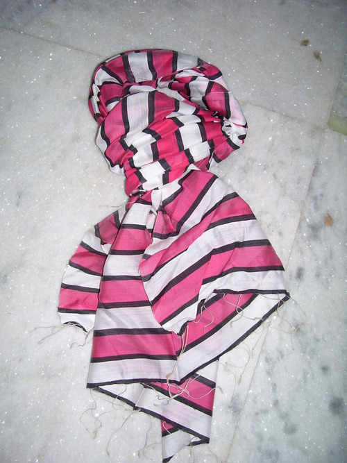 रेशमी वेफ्ट स्ट्रीप स्कार्फ