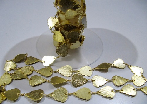 गोल्ड मेटल हार्ट शेप रोज़री चेन