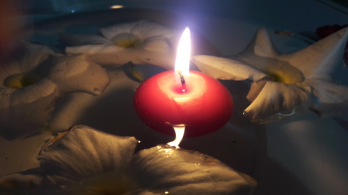 फ्लोटिंग मोमबत्ती