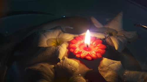फ्लोटिंग रोज़ कैंडल्स