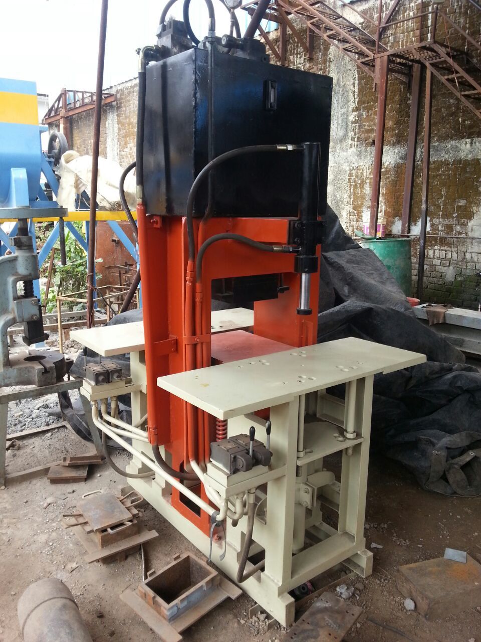 Paving Block Making Machine - Steel, 1.5 X 1.5 X 2.5 M Size | 3-phase Hydraulic Press, 1000 Blocks/hour Capacity