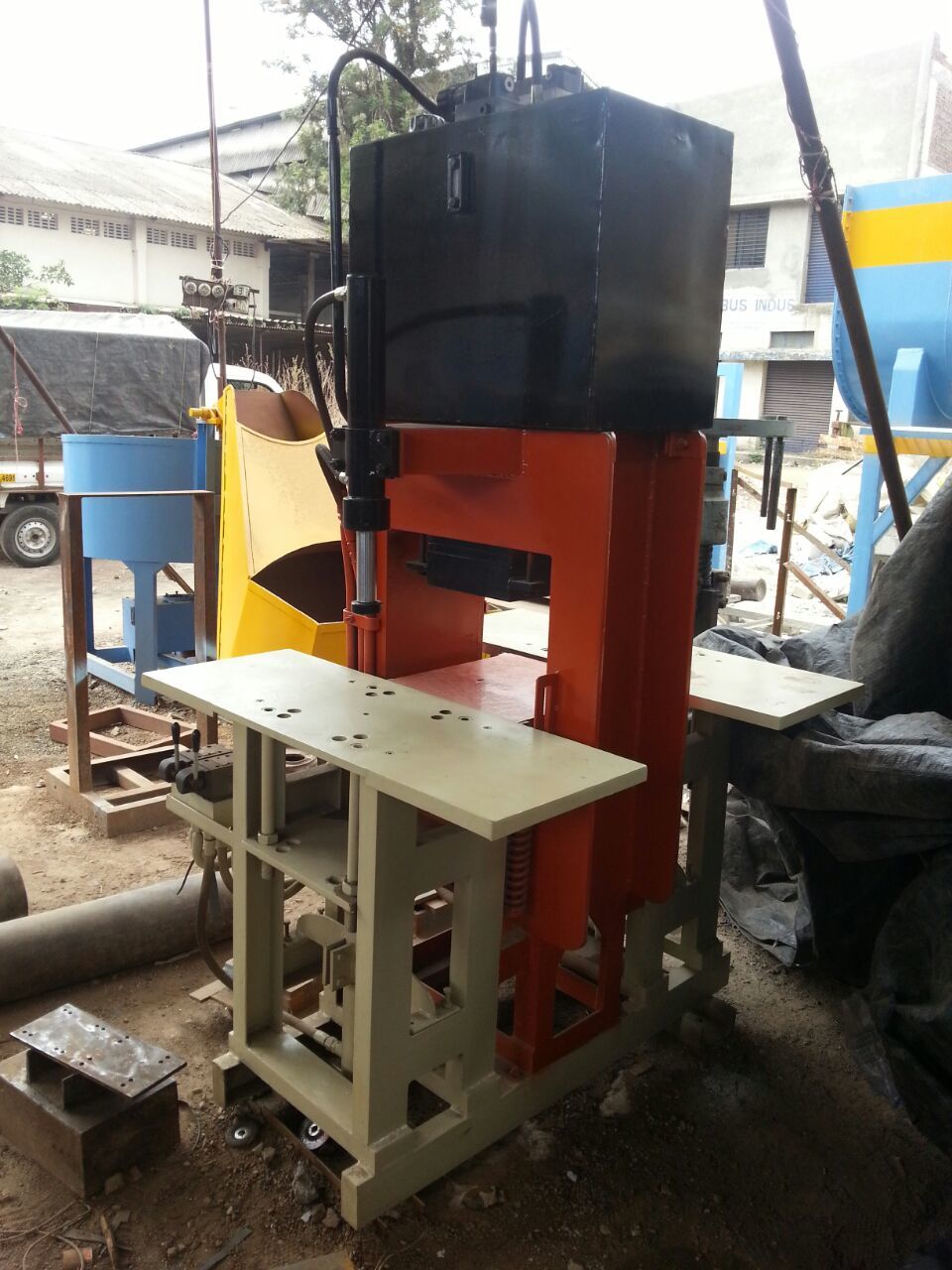 Paving Block Making Machine - Steel, 1.5 X 1.5 X 2.5 M Size | 3-phase Hydraulic Press, 1000 Blocks/hour Capacity