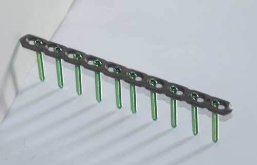 ऑर्थोपेडिक इम्प्लांट्स रिकंस्ट्रक्शन प्लेट - टाइटेनियम Gr-5, 3.5mm व्यास, 5 से 14 होल्स, मल्टी-कलर, बोन इम्प्लांट्स